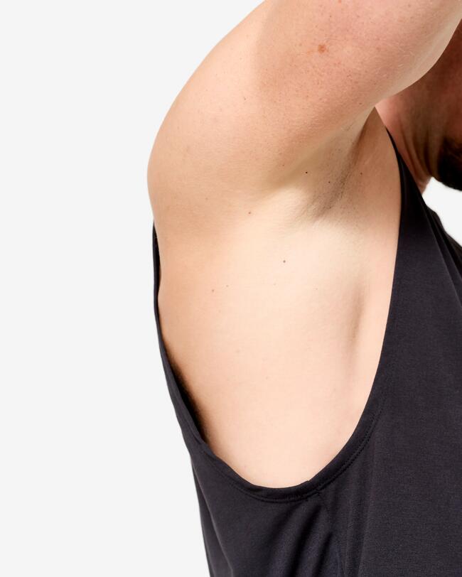 Nahaufnahme der Achselhöhle und des Oberarms eines Mannes im schwarzen Tanktop.