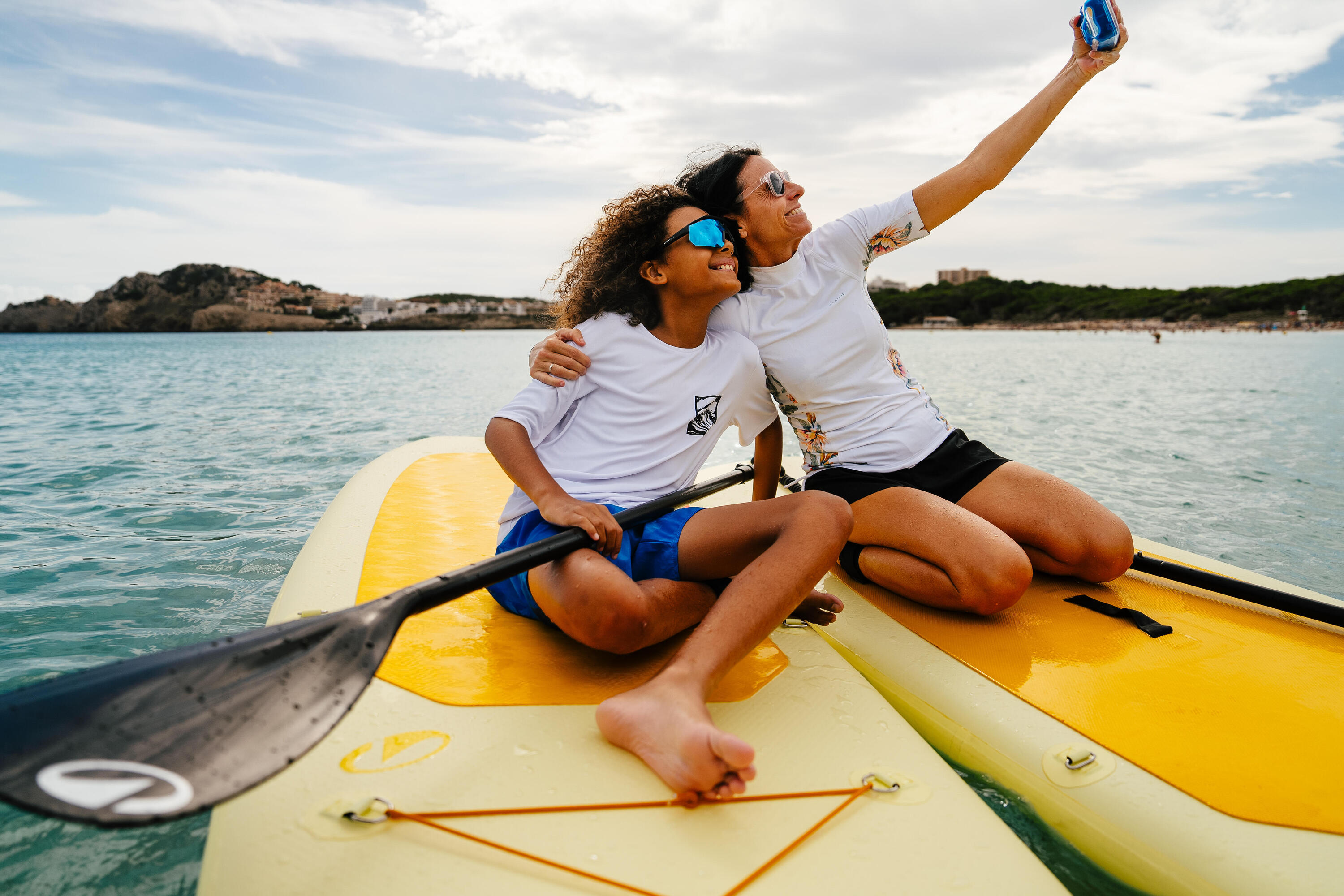 una bambina che usa un sup gonfiabile e una pagaia