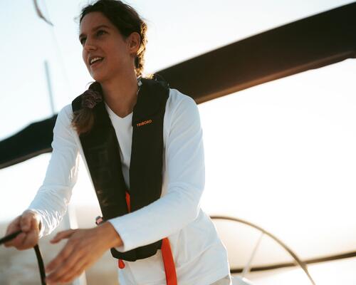 navigatrice portant un gilet 150 newtons tribord à bord d'un bateau
