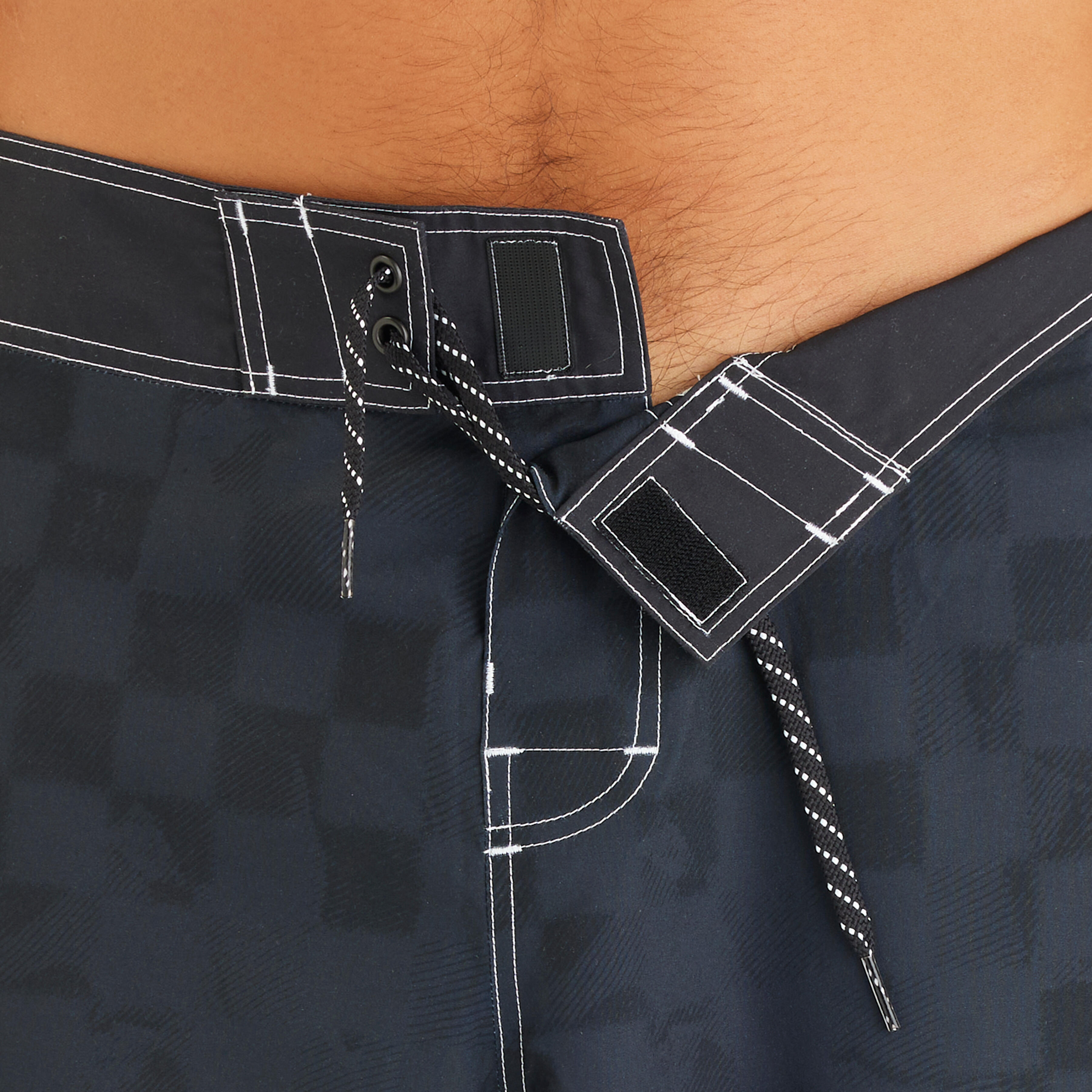 DECATHLON Pánske boardové šortky 500 Checky stredne dlhé 18" čierne S · záber 4