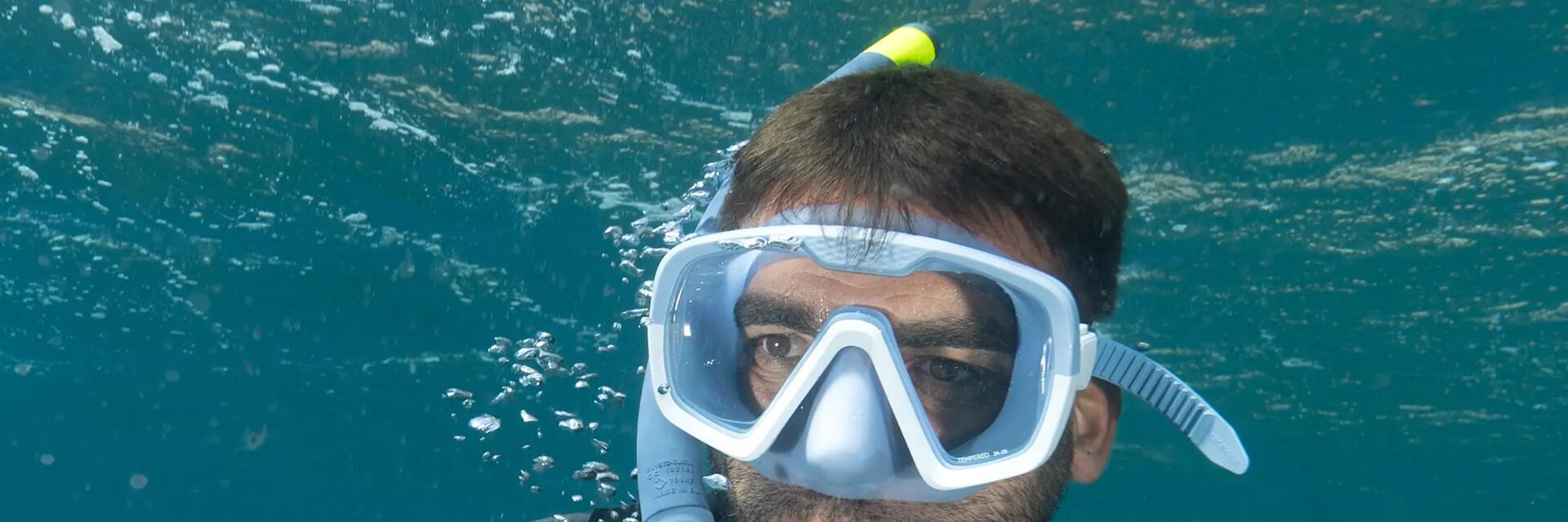 Nageur qui s'entraine avec un tuba frontal en piscine