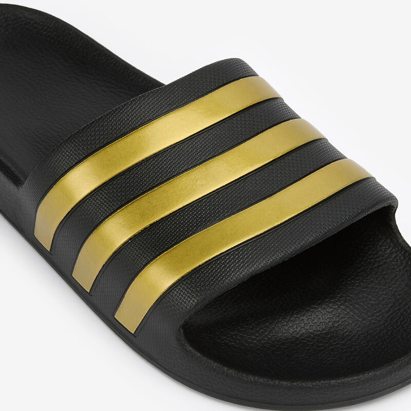 Sandale claquette ADILETTE AQUA noire or