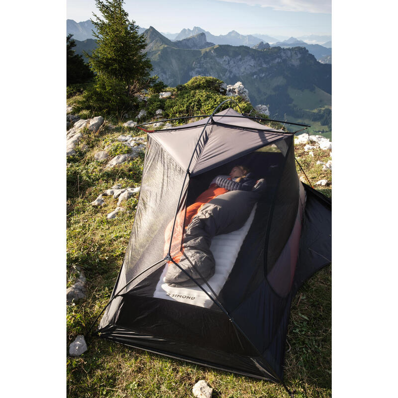 Tweepersoonskoepeltent voor trekking MT900 licht en vrijstaand
