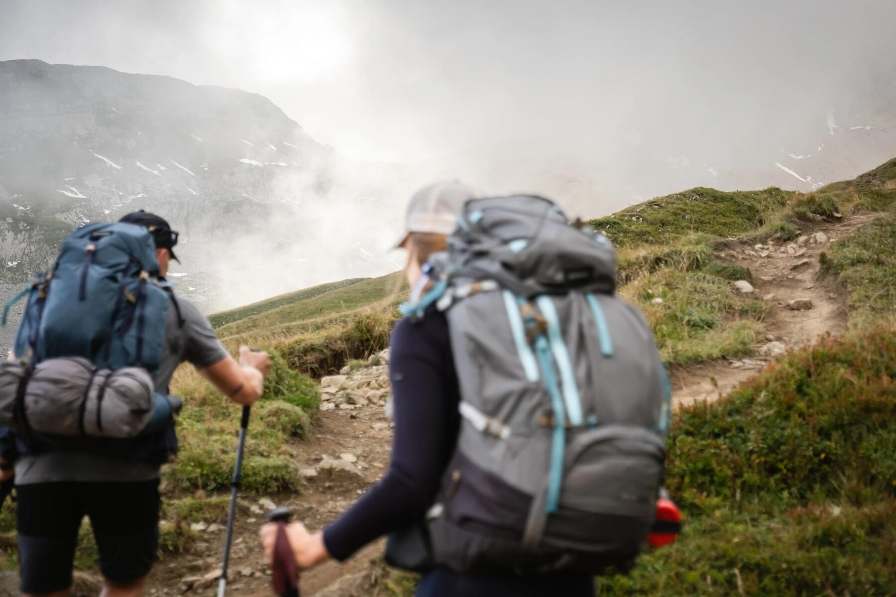 Personen haben Teleskop-Trekkingstöcke am Berg
