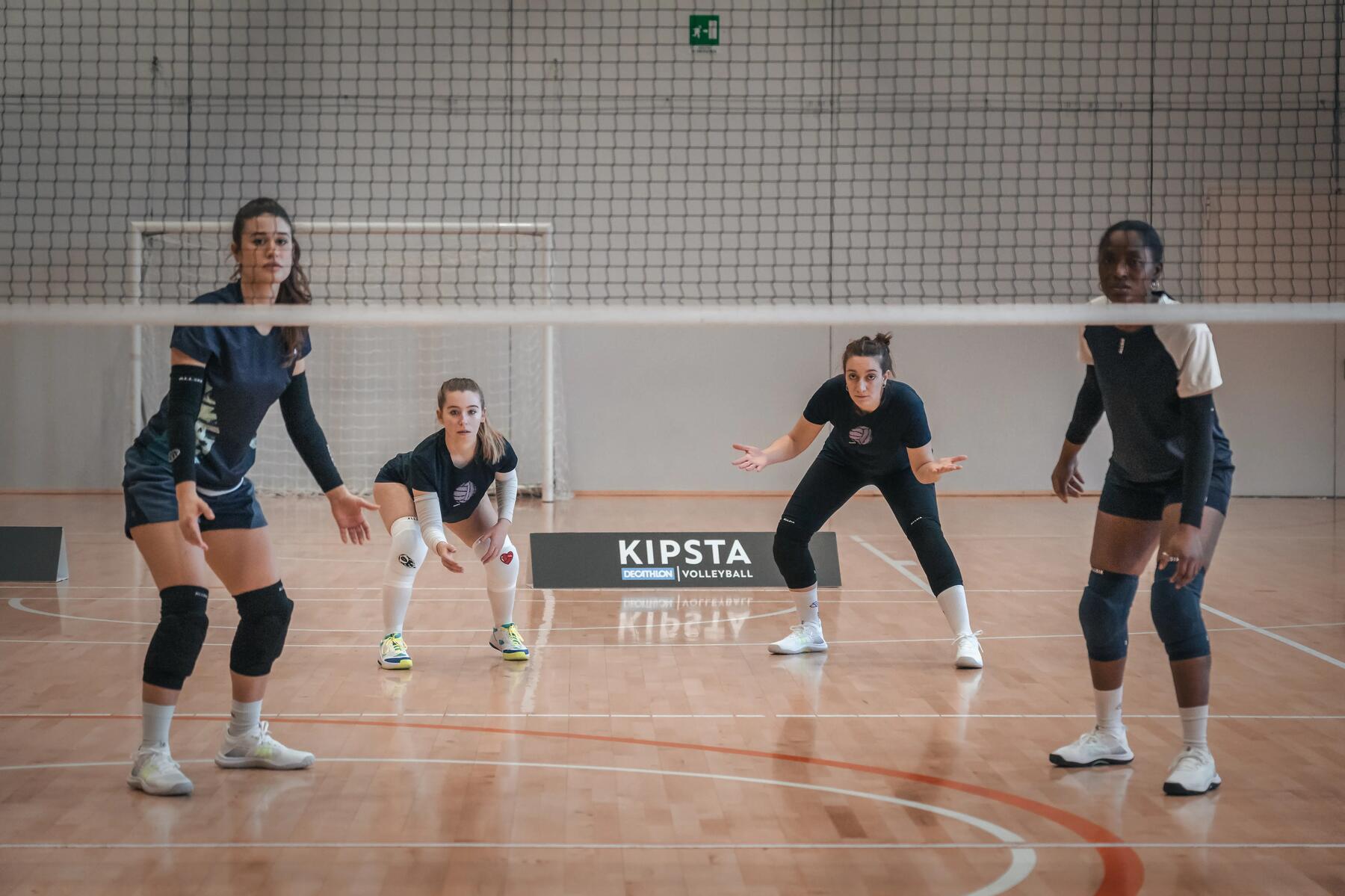 homme devant un ballon de volleyball V900 Allsix