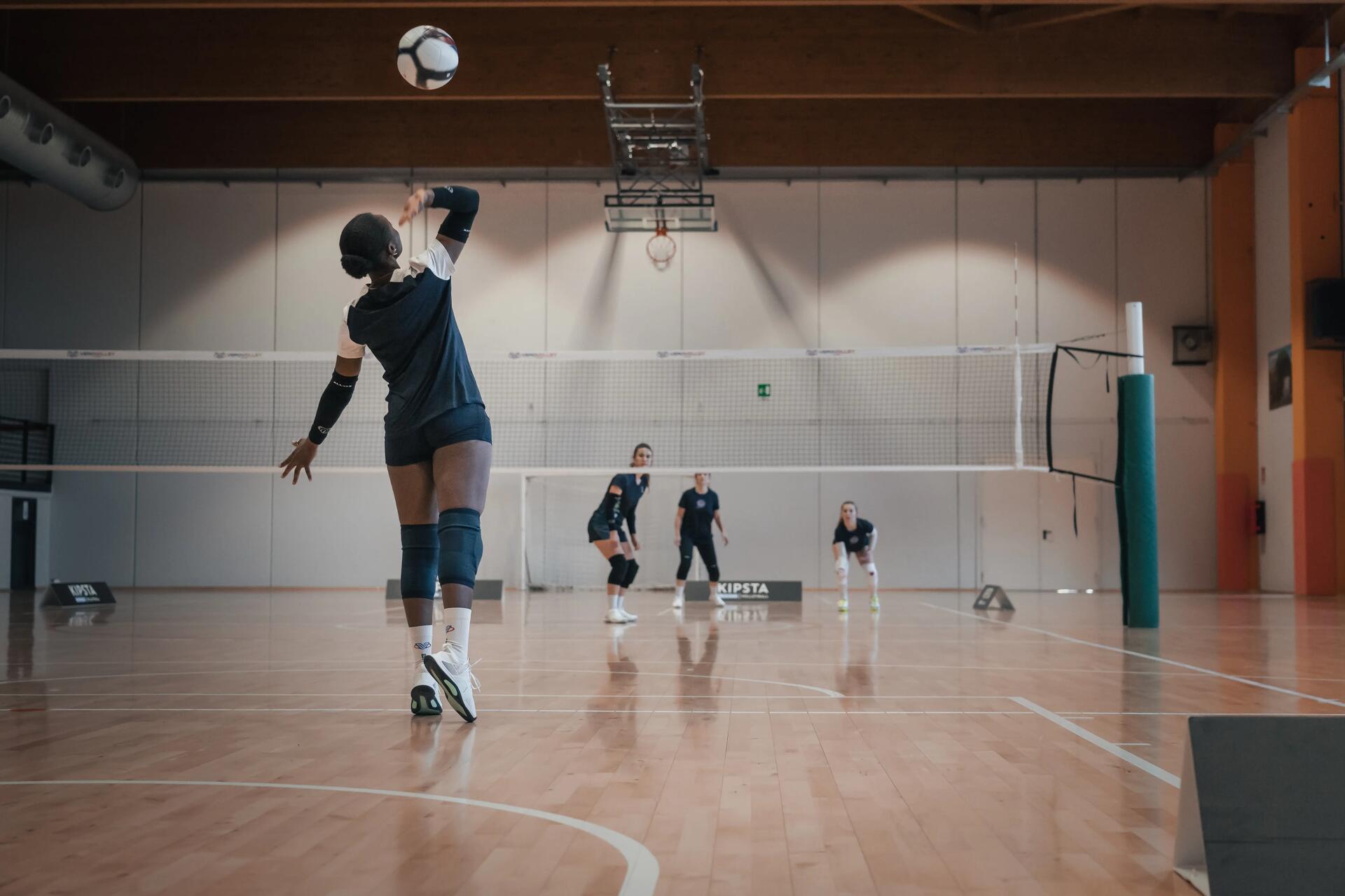 Meiden die volleybal spelen