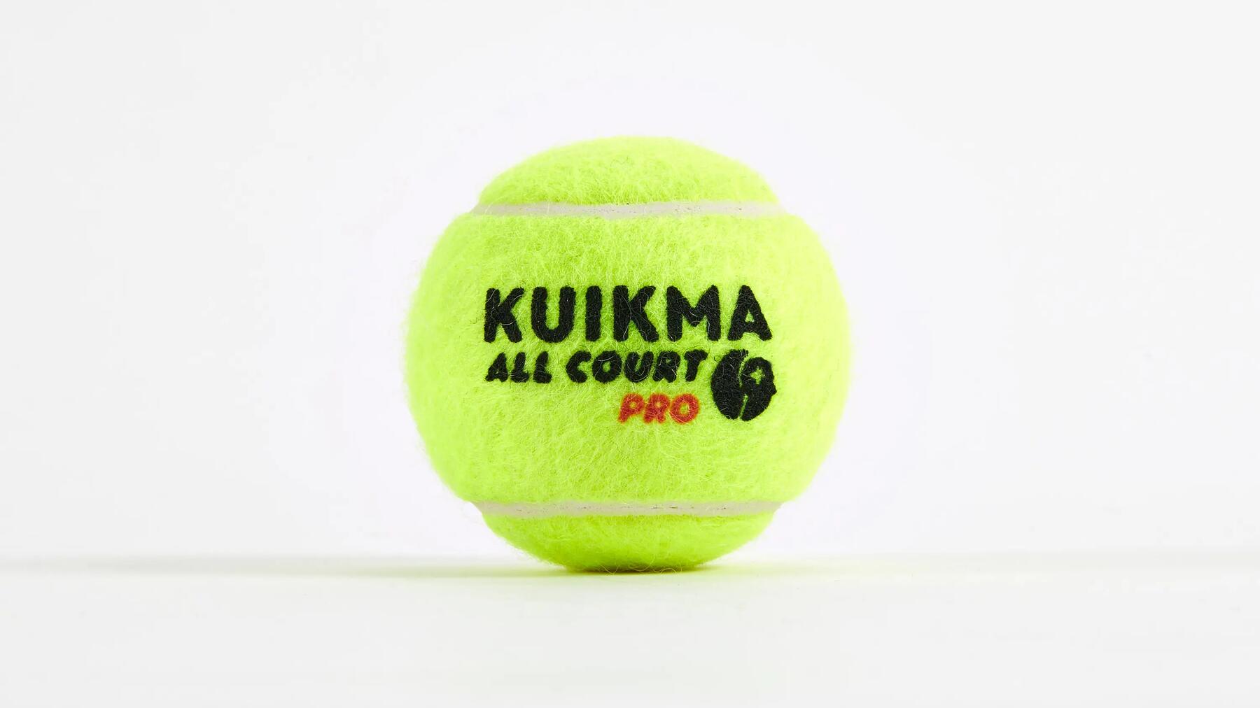 Tennisball und Turnschuhe auf dem Rasen