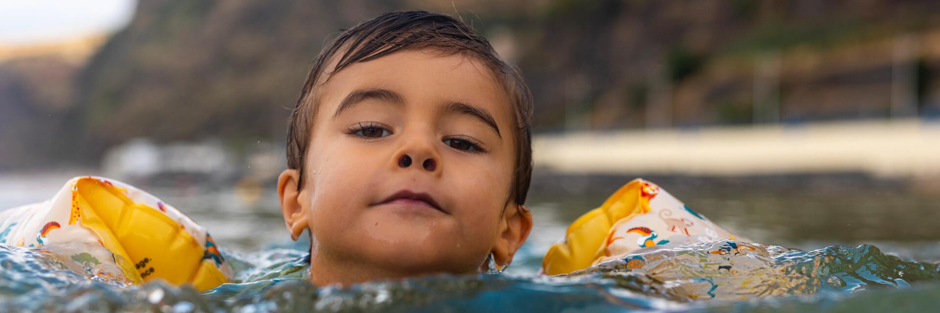 Natation : comment préparer le sac pour bébé nageur ?