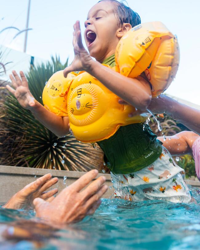Kind spielt im Pool