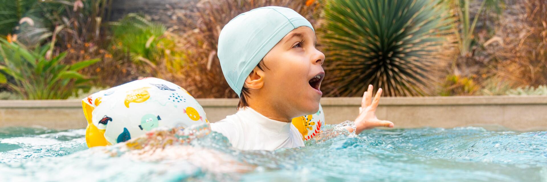 mère et enfant pratique la natation