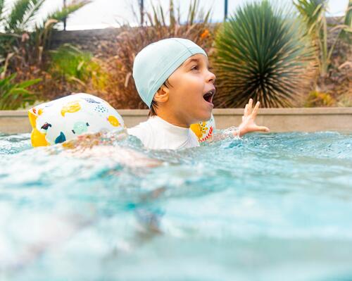 petite fille apprend la natation