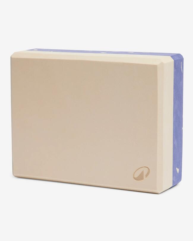 Ein blauer Yogablock.