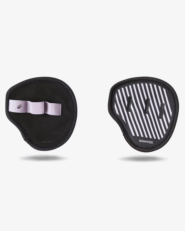 Eine Frau trägt Grip Pads.