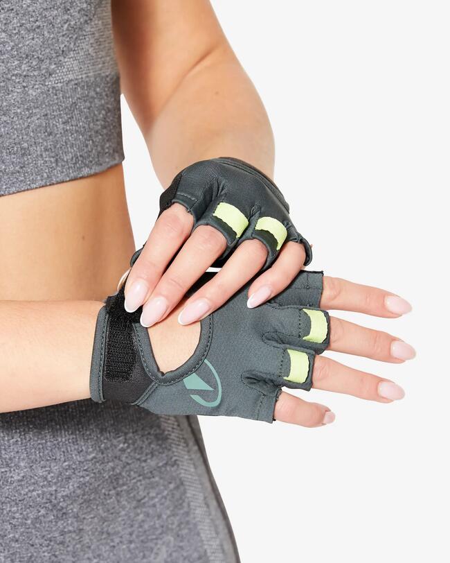 Eine Frau trägt Fitnesshandschuhe.
