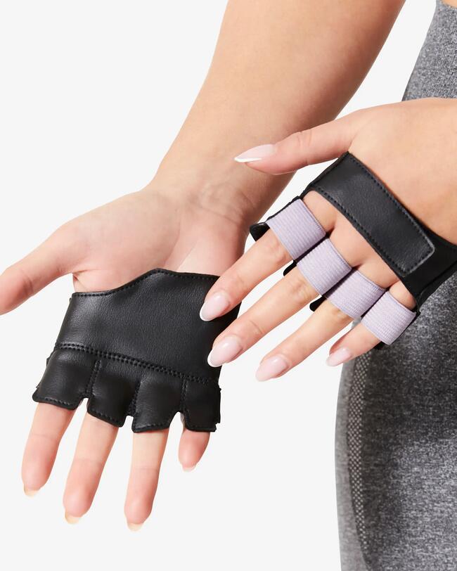 Eine Frau trägt Fitnesshandschuhe.