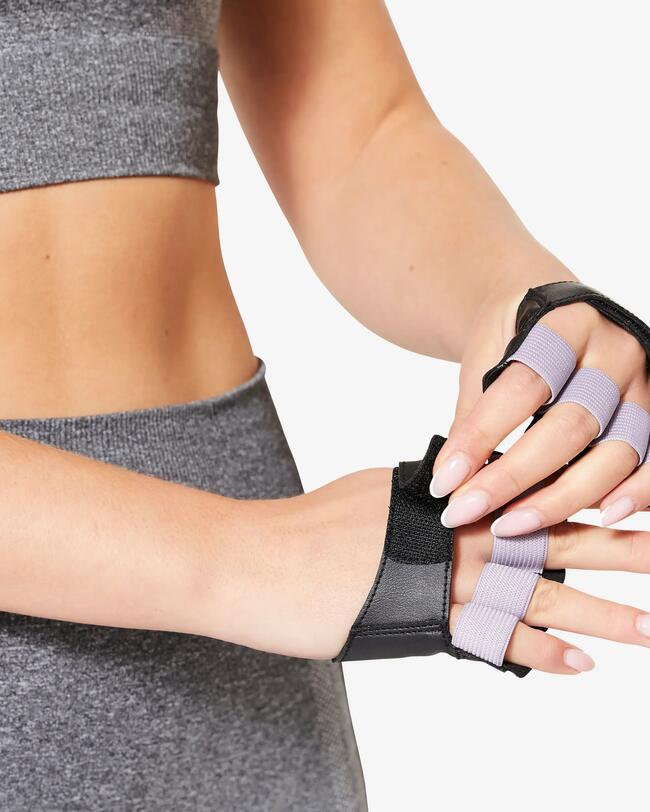 Eine Frau trägt Fitnesshandschuhe.