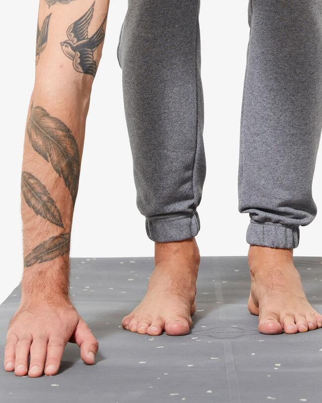 Eine graue Yogamatte.