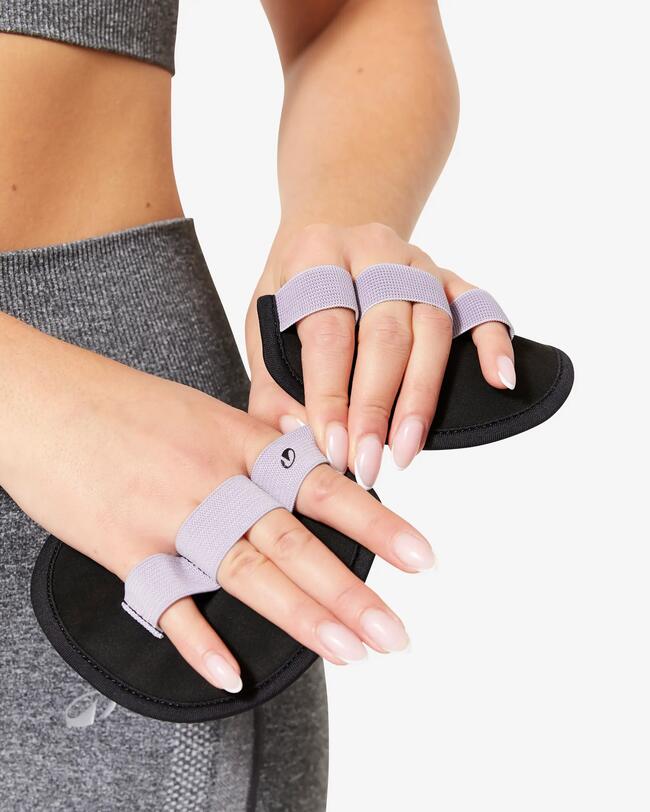 Eine Frau trägt Grip Pads.
