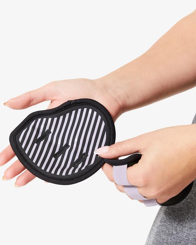 Eine Frau trägt Grip Pads.