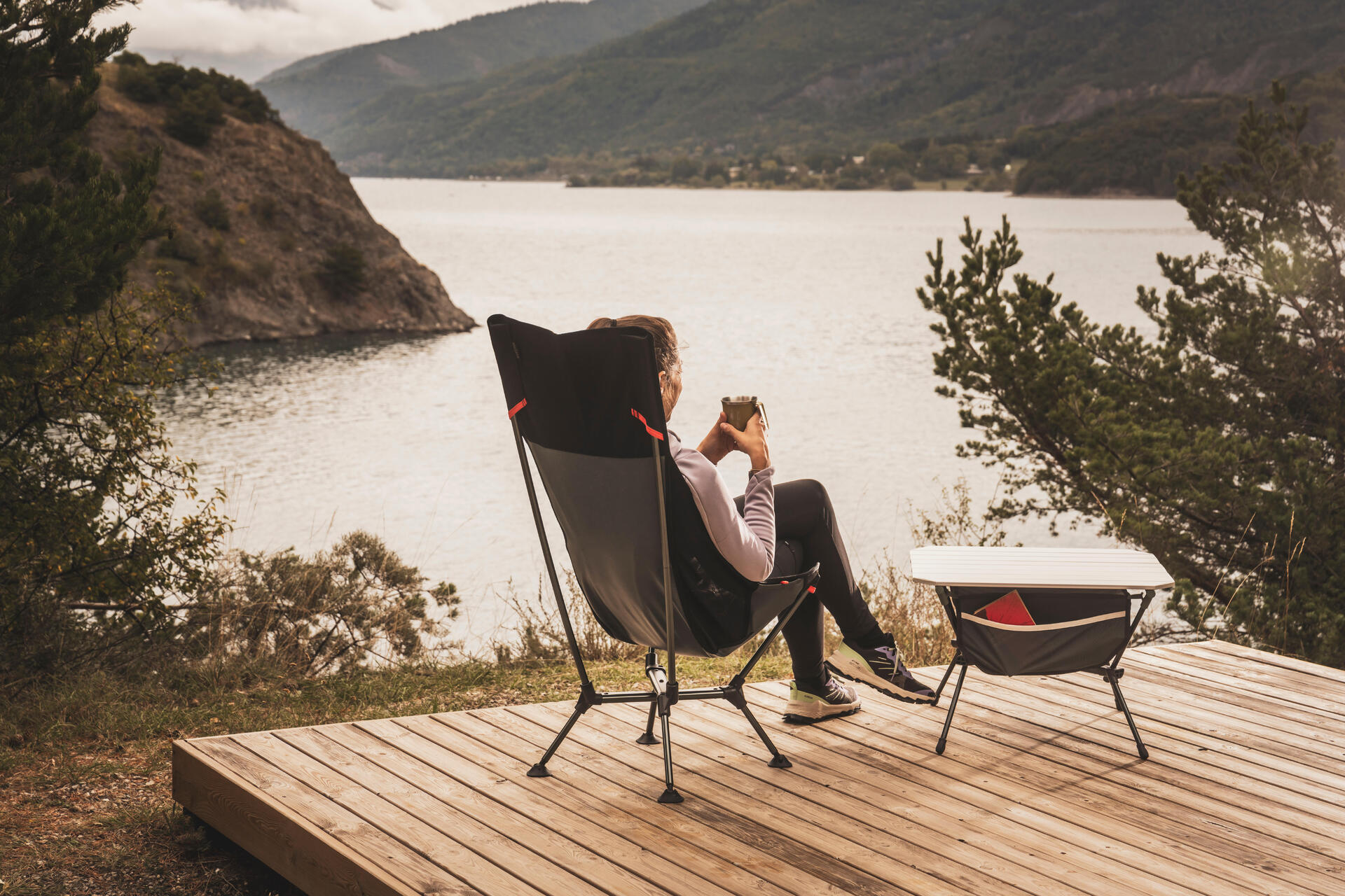 LOW CAMPING CHAIR 900 XL FOLDABLE AND COMPACT