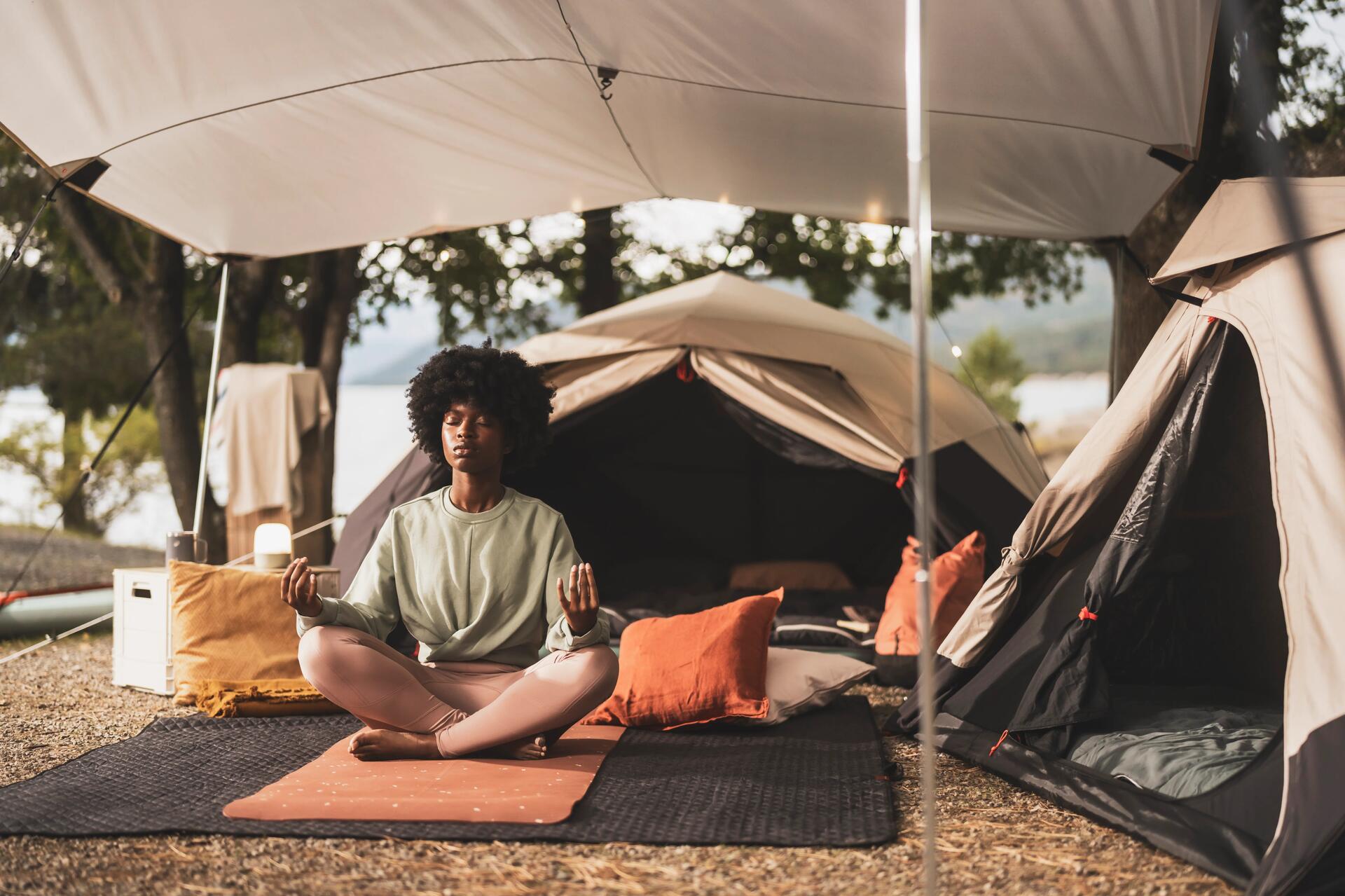  femme méditant au camping