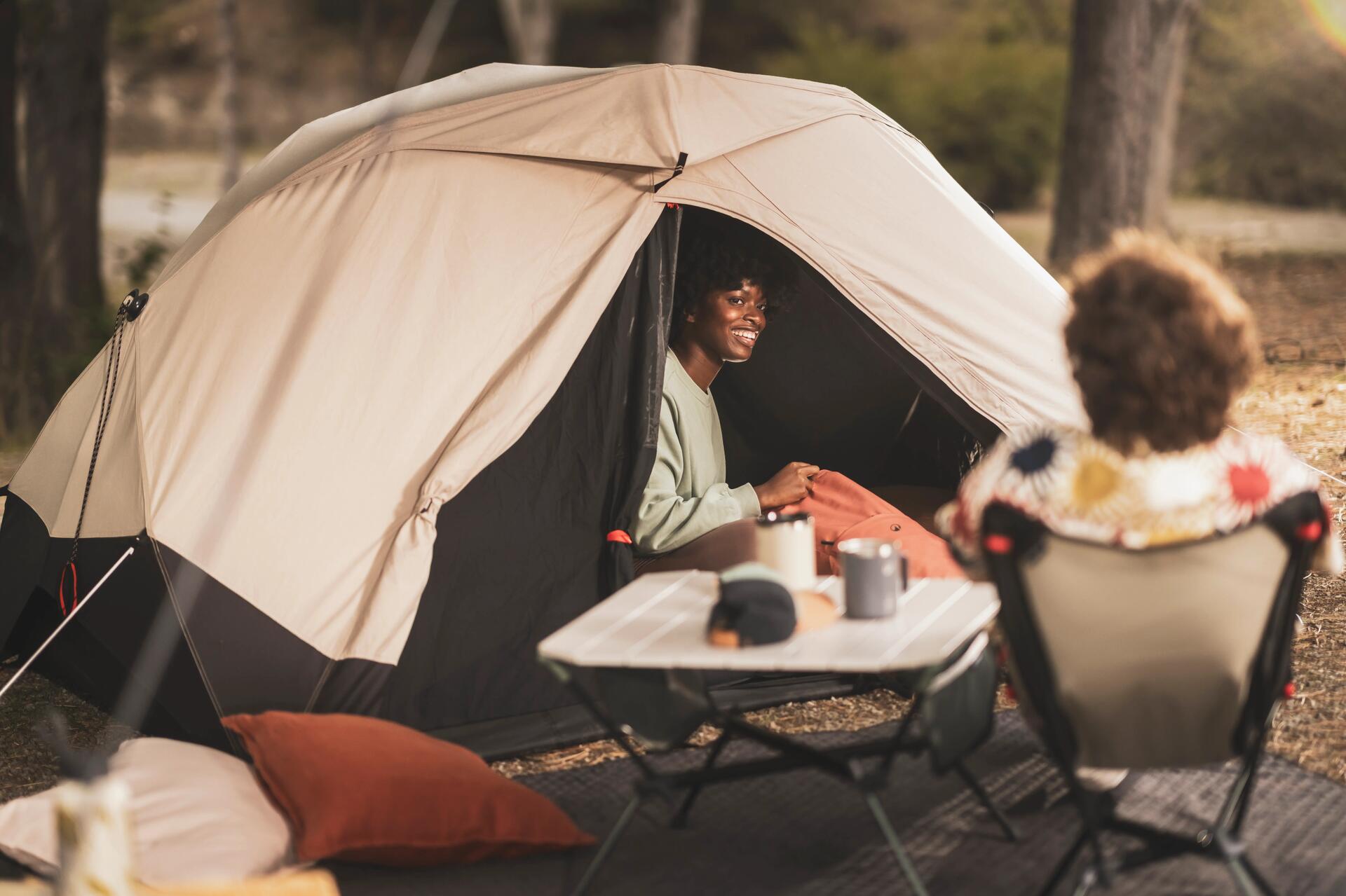 2 femmes en camping profitant du silence de la nature
