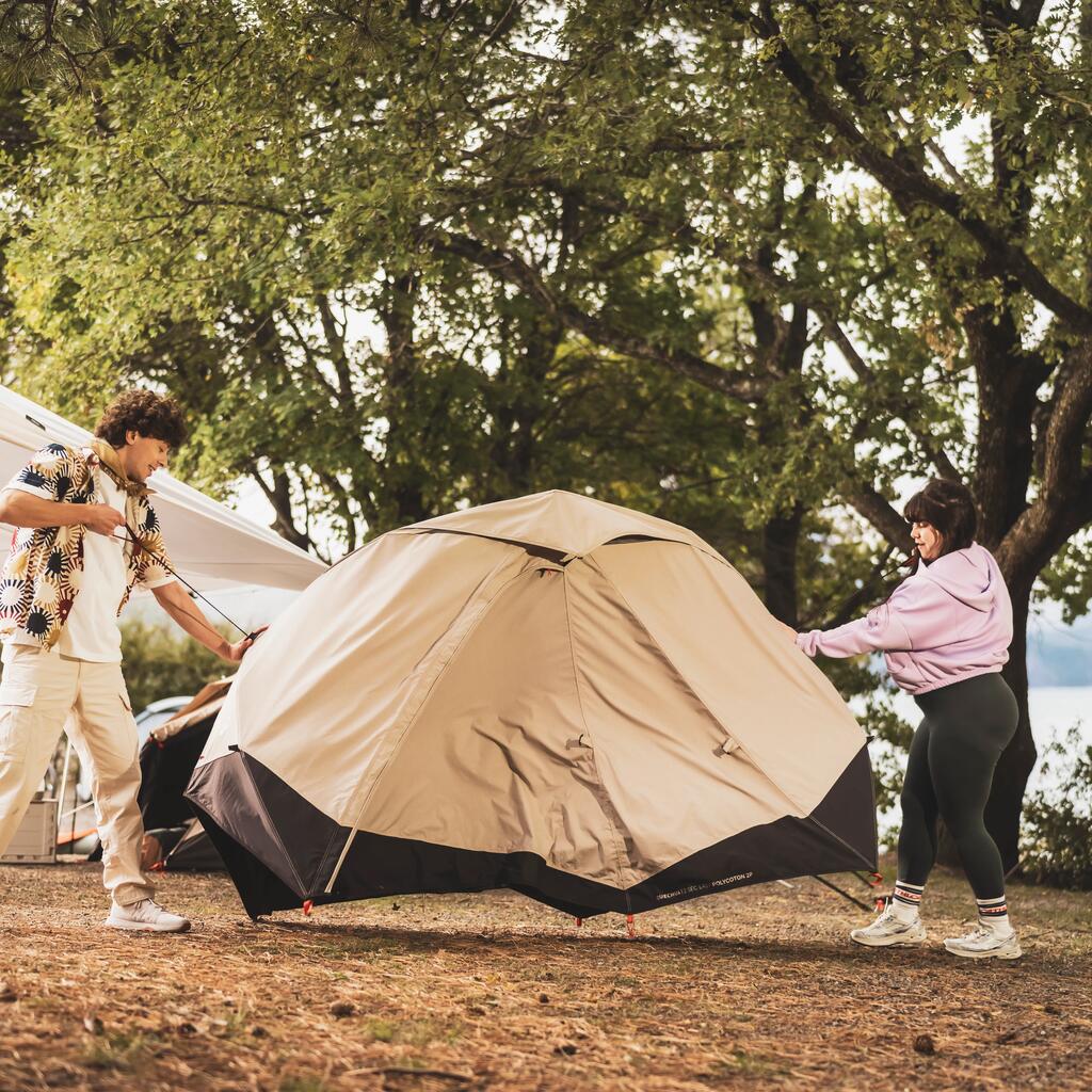 Par u prirodi postavlja bež Quechua 2 Seconds Easy šator.