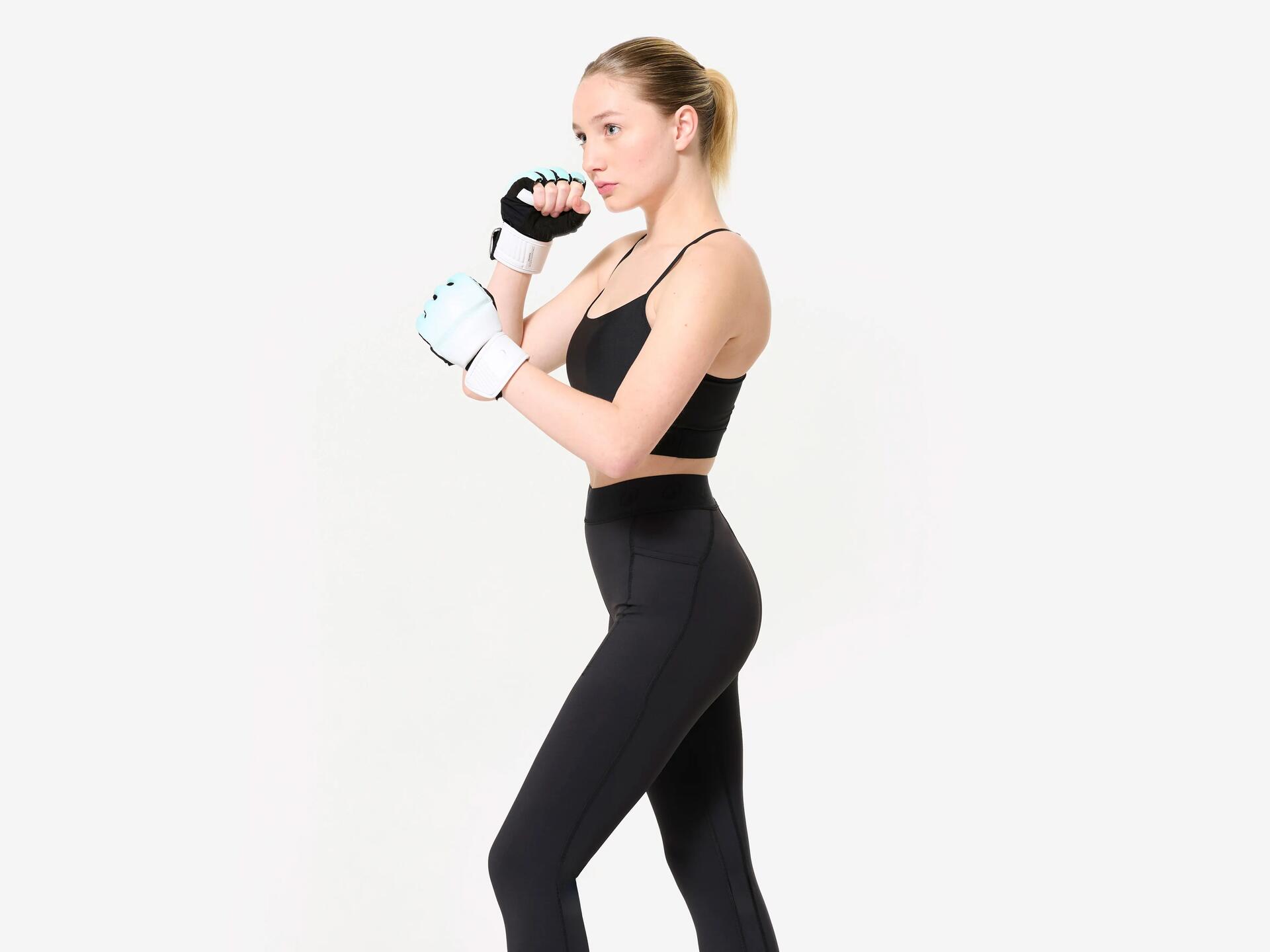 Frau mit Handschuhen beim Fitnessboxen