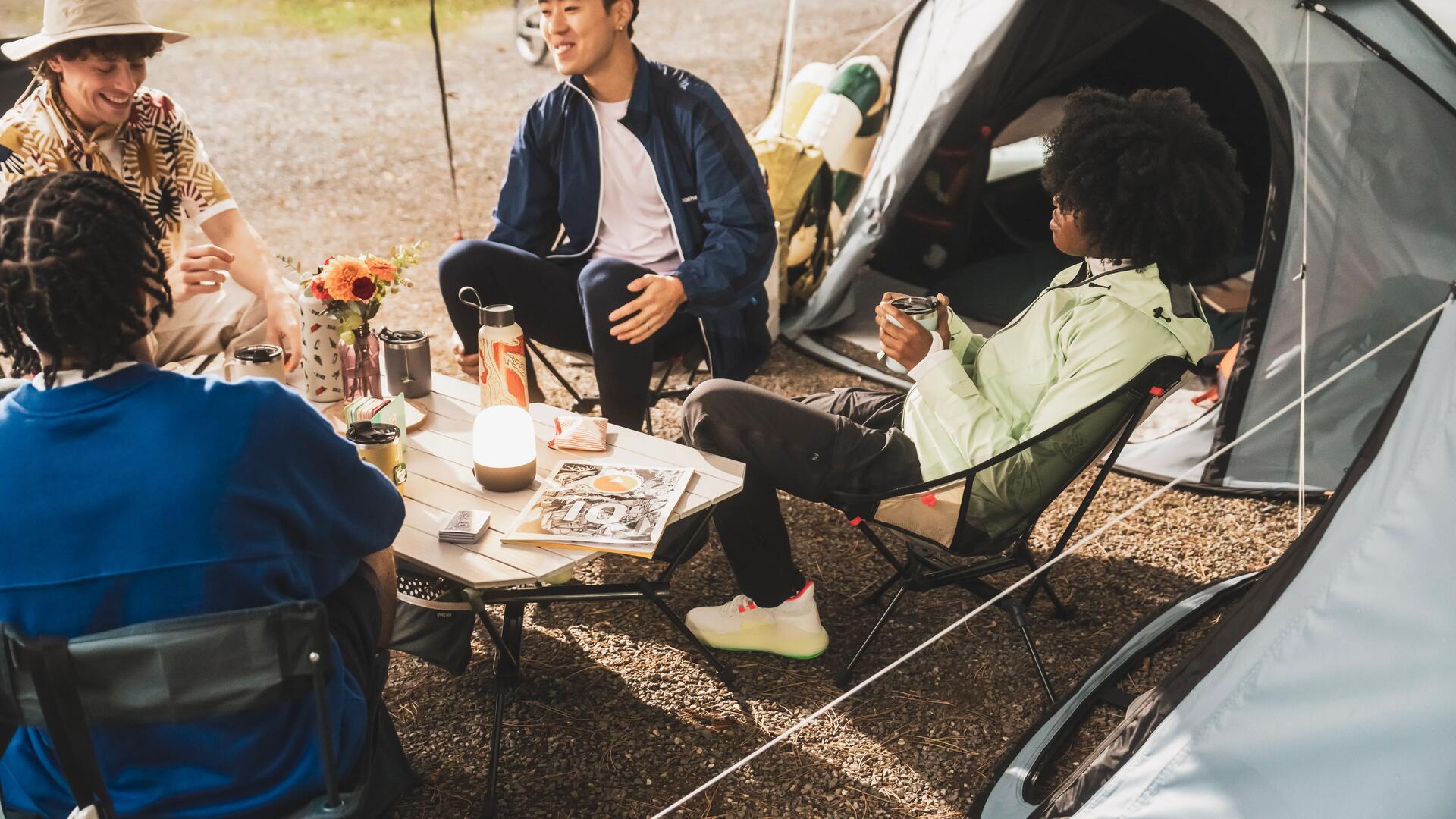 campement de fourgonnettes sous un ciel étoilé