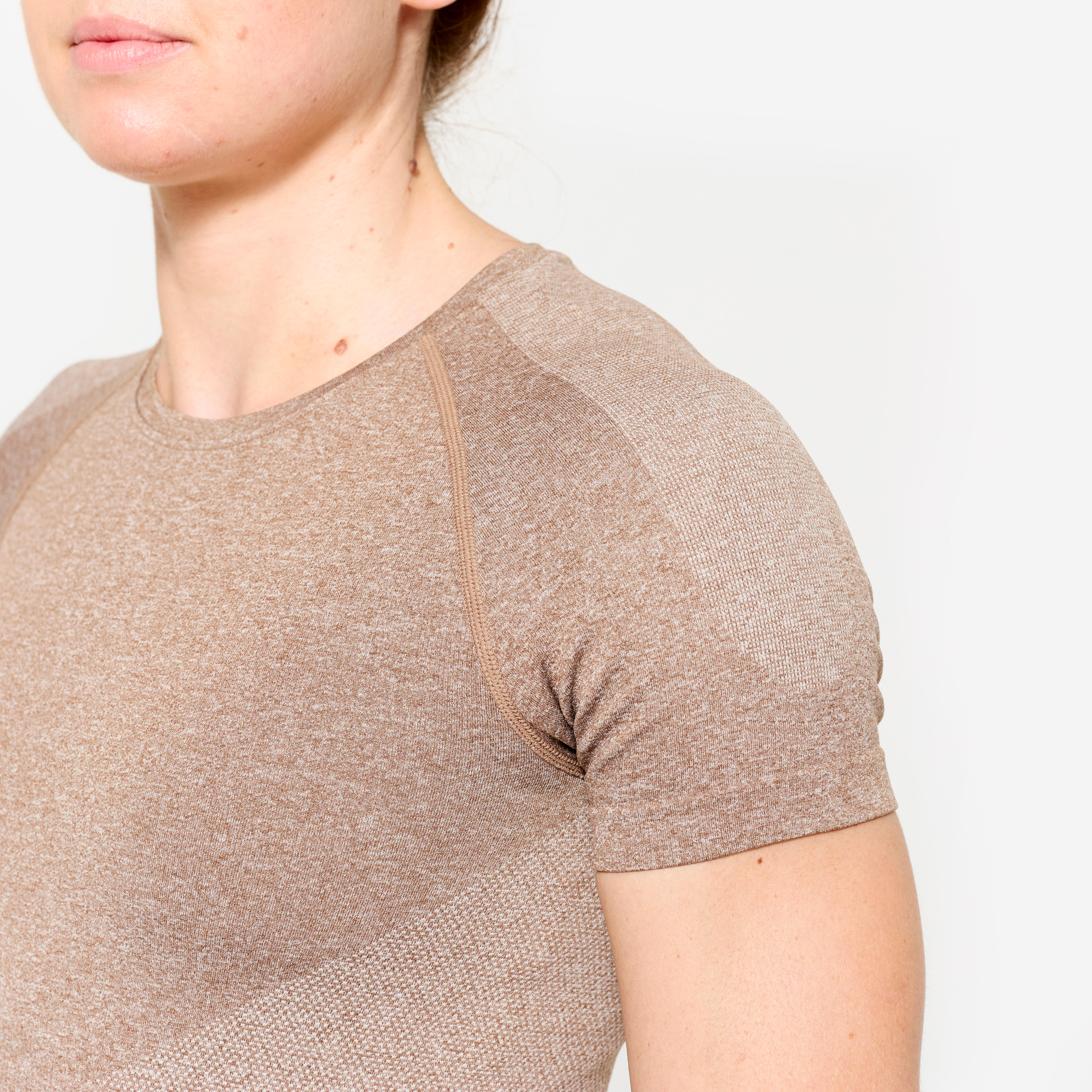 DOMYOS Dámske crop top tričko 900 na fitness bezšvové hnedé XL · záber 7