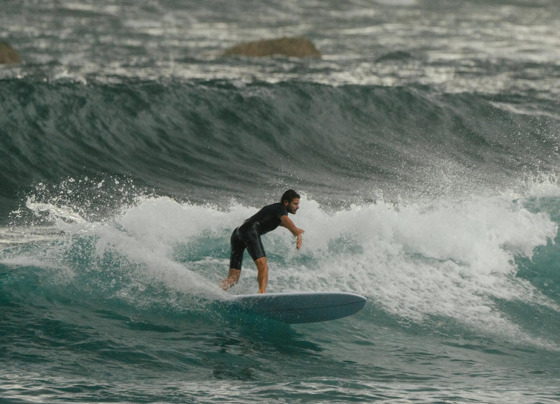 femme nageant avec une planche de surf