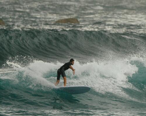 femme nageant avec une planche de surf