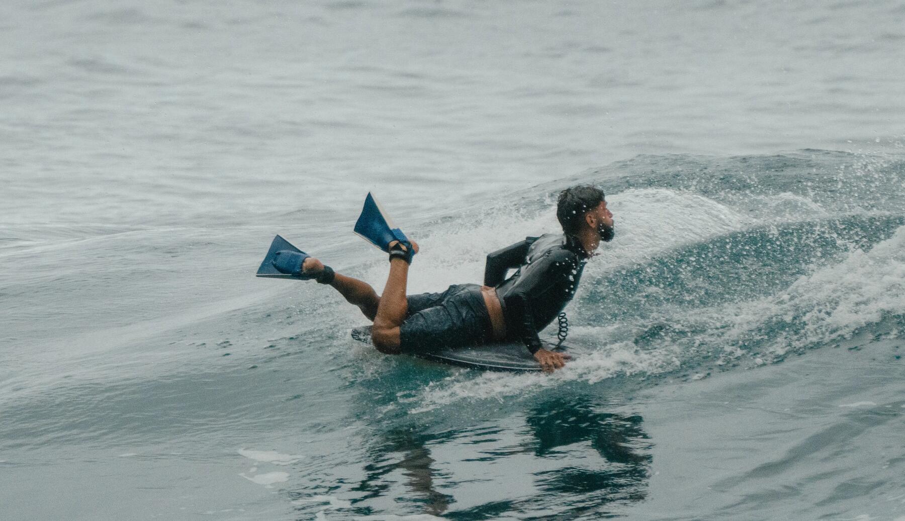 rapaz a andar com prancha de bodyboard na mao
