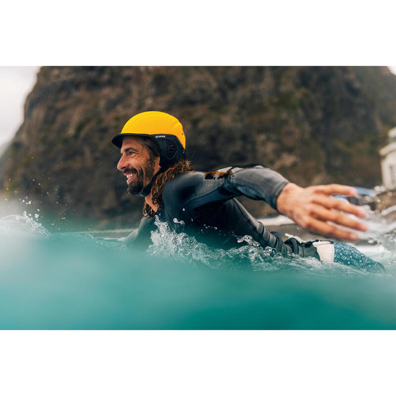 Casque pour la pratique du surf . Jaune