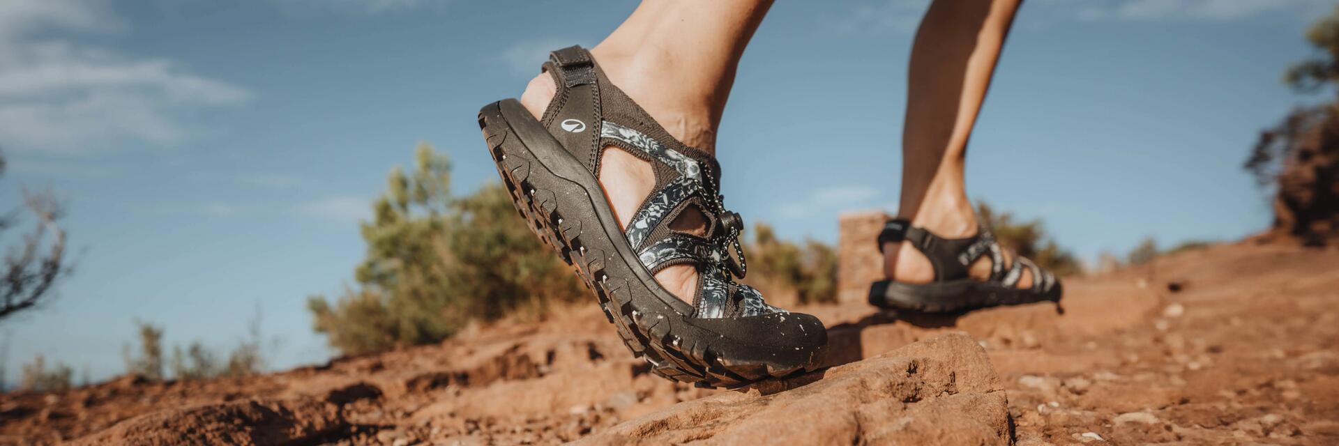 Ein Mann trägt Sandalen beim Wandern