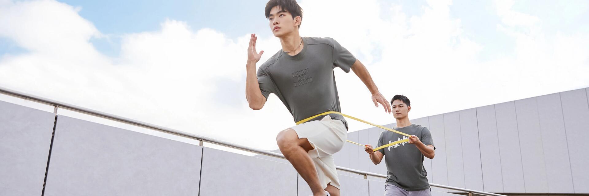 Zwei Männer Dehnen sich zusammen mit einem Stretching Band