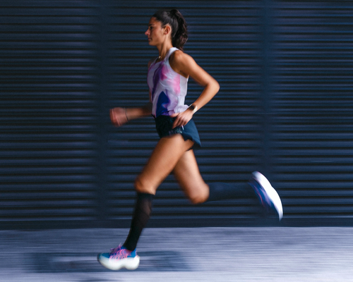 Eine Frau hat sich vor dem Joggen gedehnt