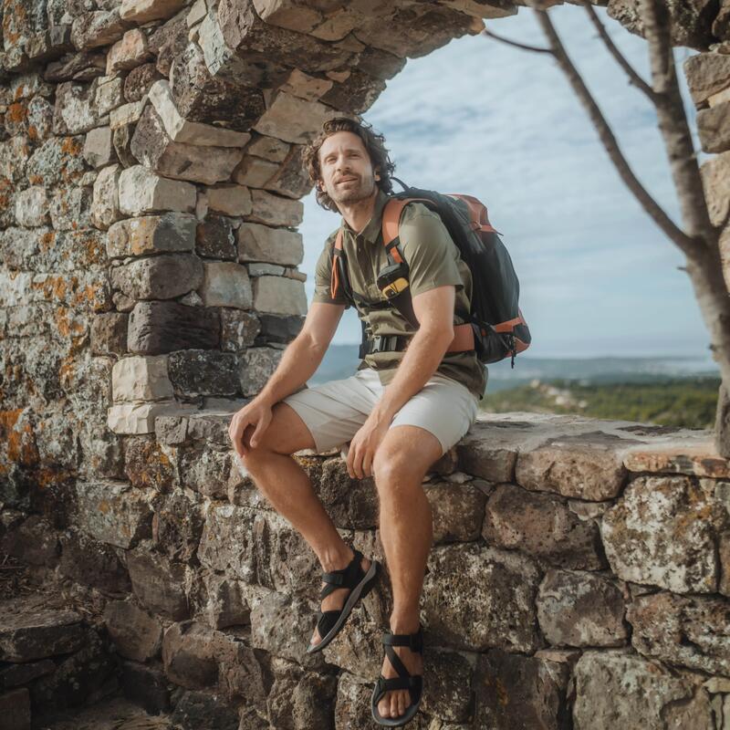 Man met backpack op uitzichtpunt