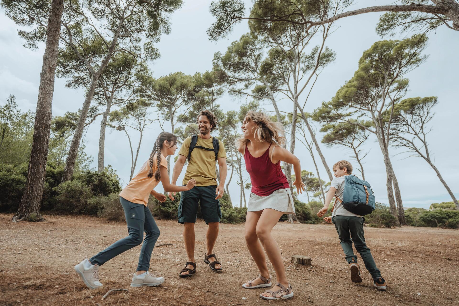 Une jeune fille qui se place pour frapper la balle de ping pong