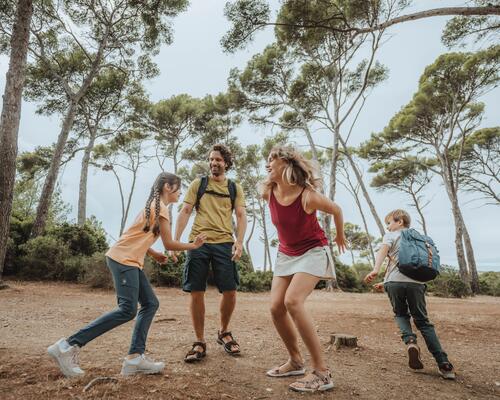 Une jeune fille qui se place pour frapper la balle de ping pong