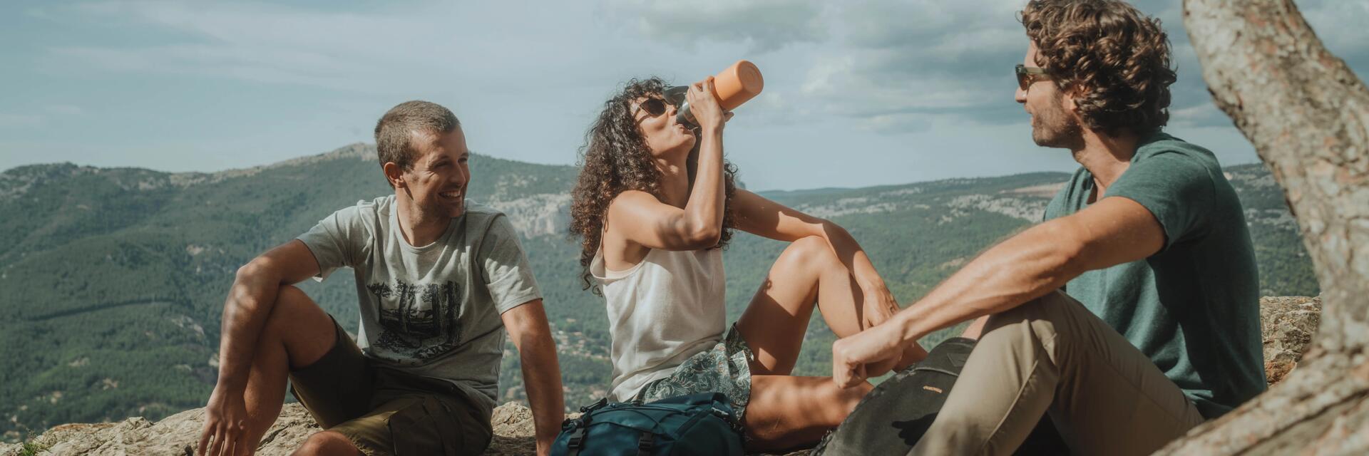 Erfrischendes Detox-Wasser mit Gurkenscheiben, Zitrone und Minze in einer Glaskaraffe!