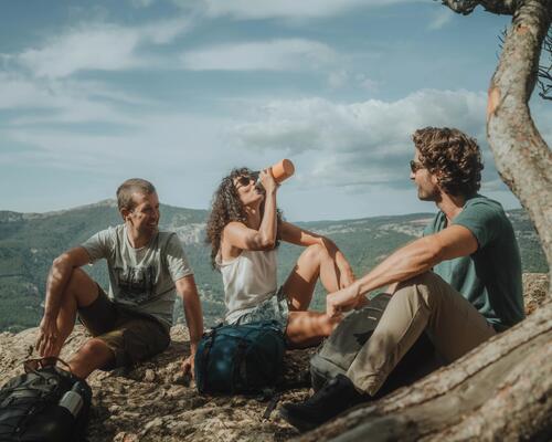 femme qui boit de l'eau en randonnée