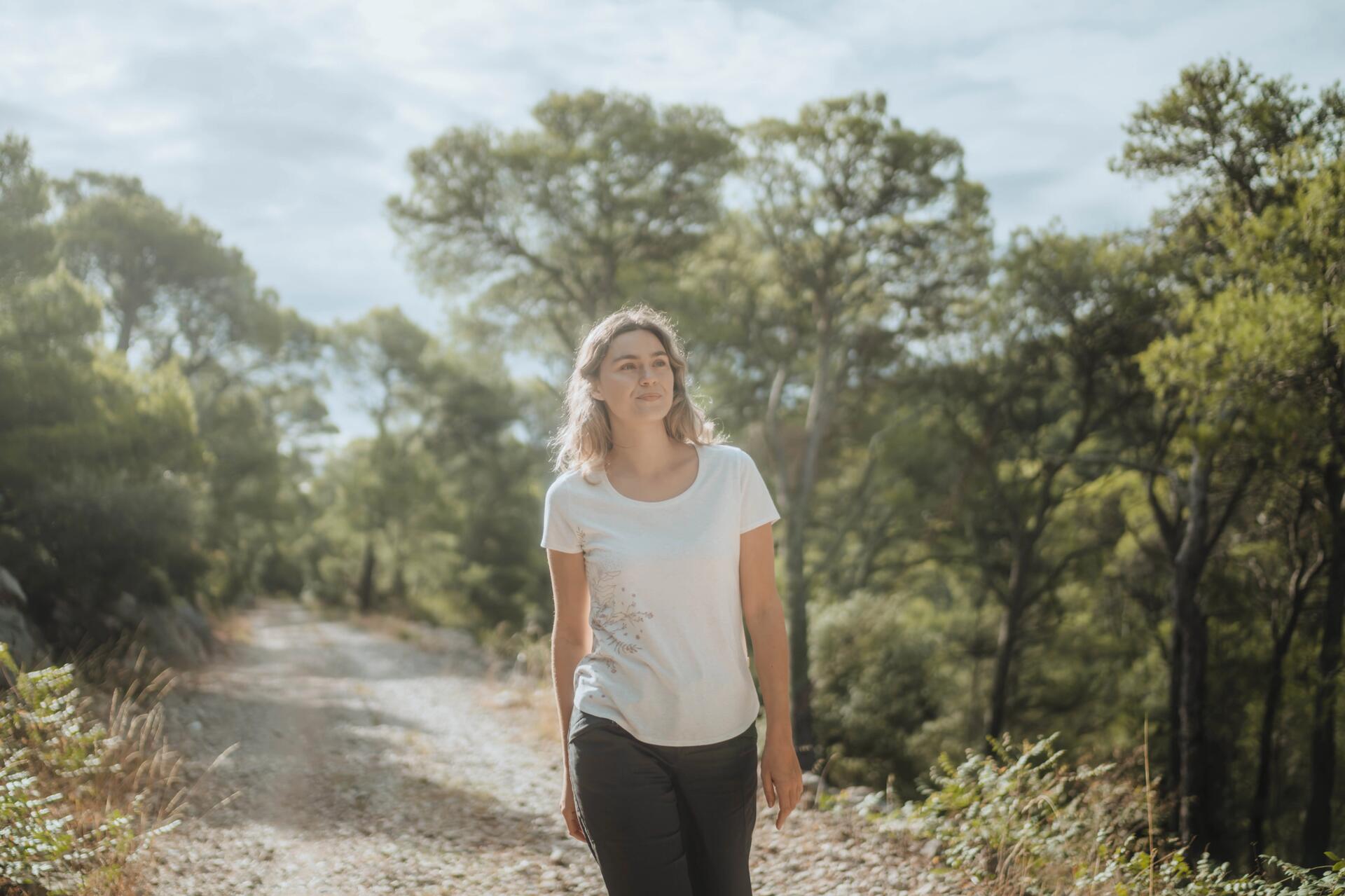 Vrouw die wandelt door de duinen/natuurgebied