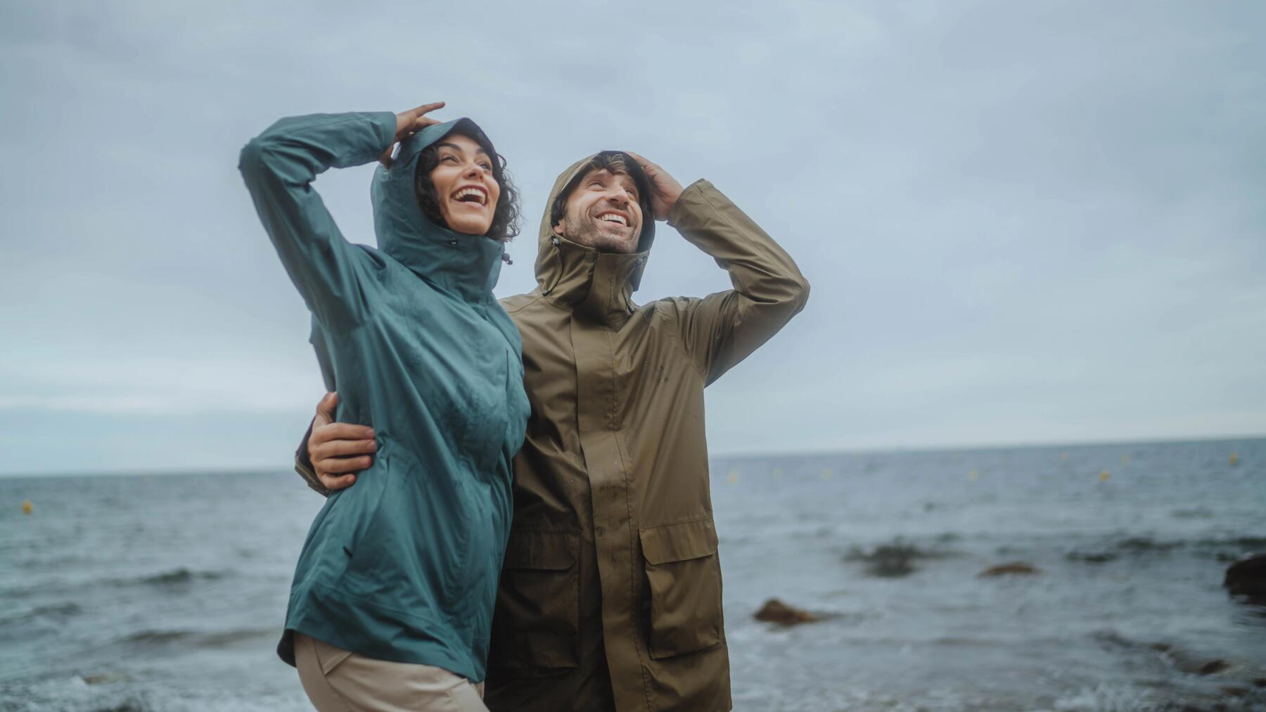 Zwei Personen machen einen Spaziergang im Regen am Meer