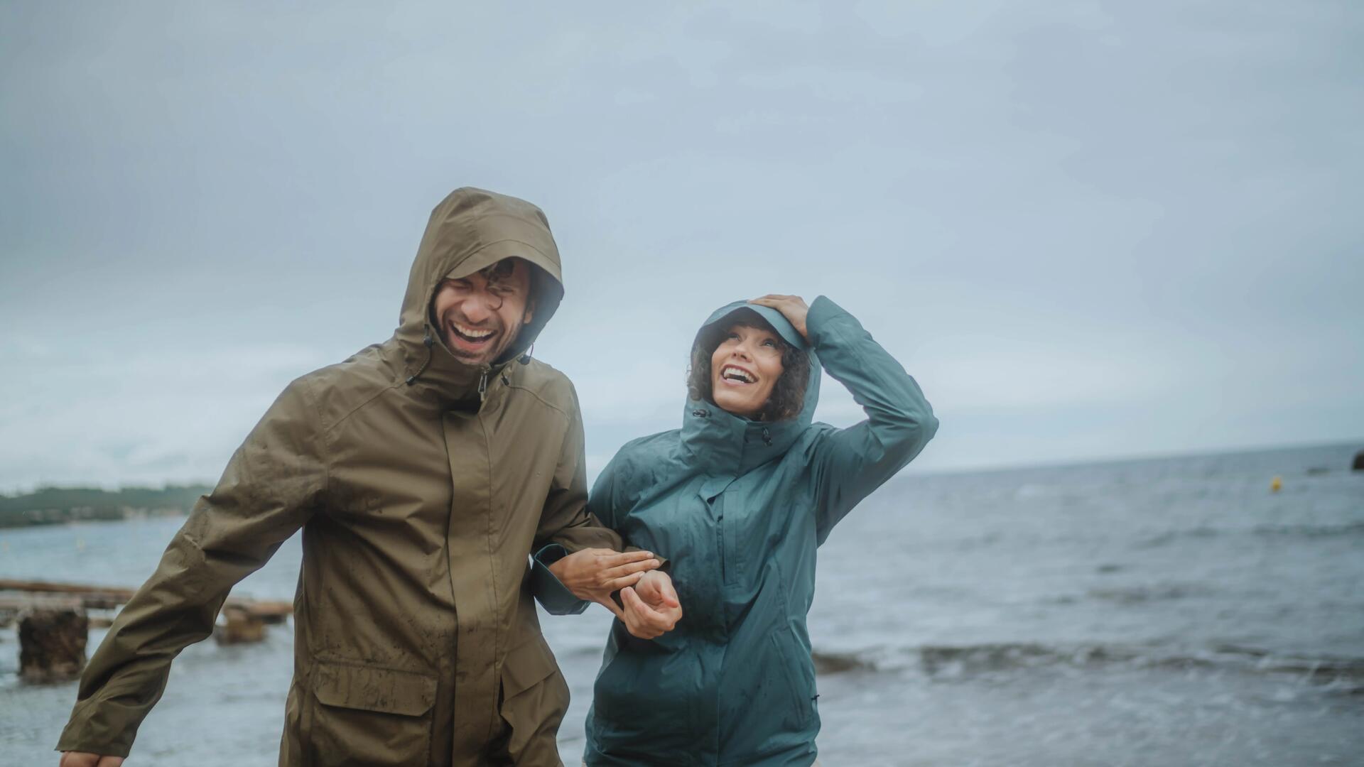 femme portant une veste imperméable