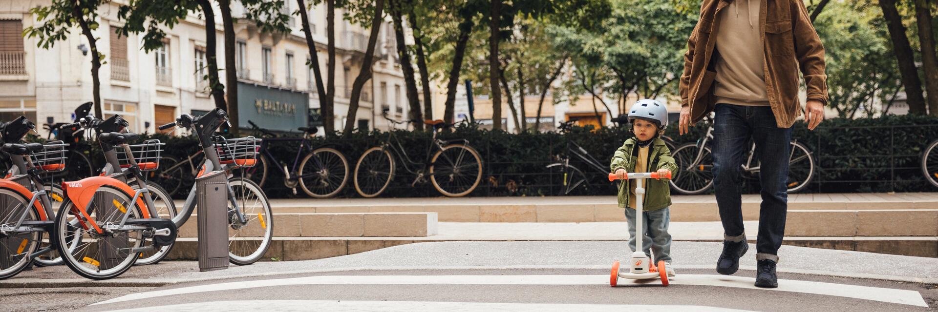 Enfant 2 ans : draisienne, trottinette, porteur ou tricycle ?