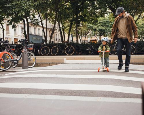 Enfant 2 ans : draisienne, trottinette, porteur ou tricycle ?