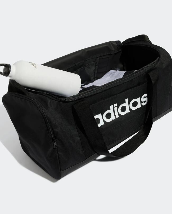 Eine schwarze Sporttasche.