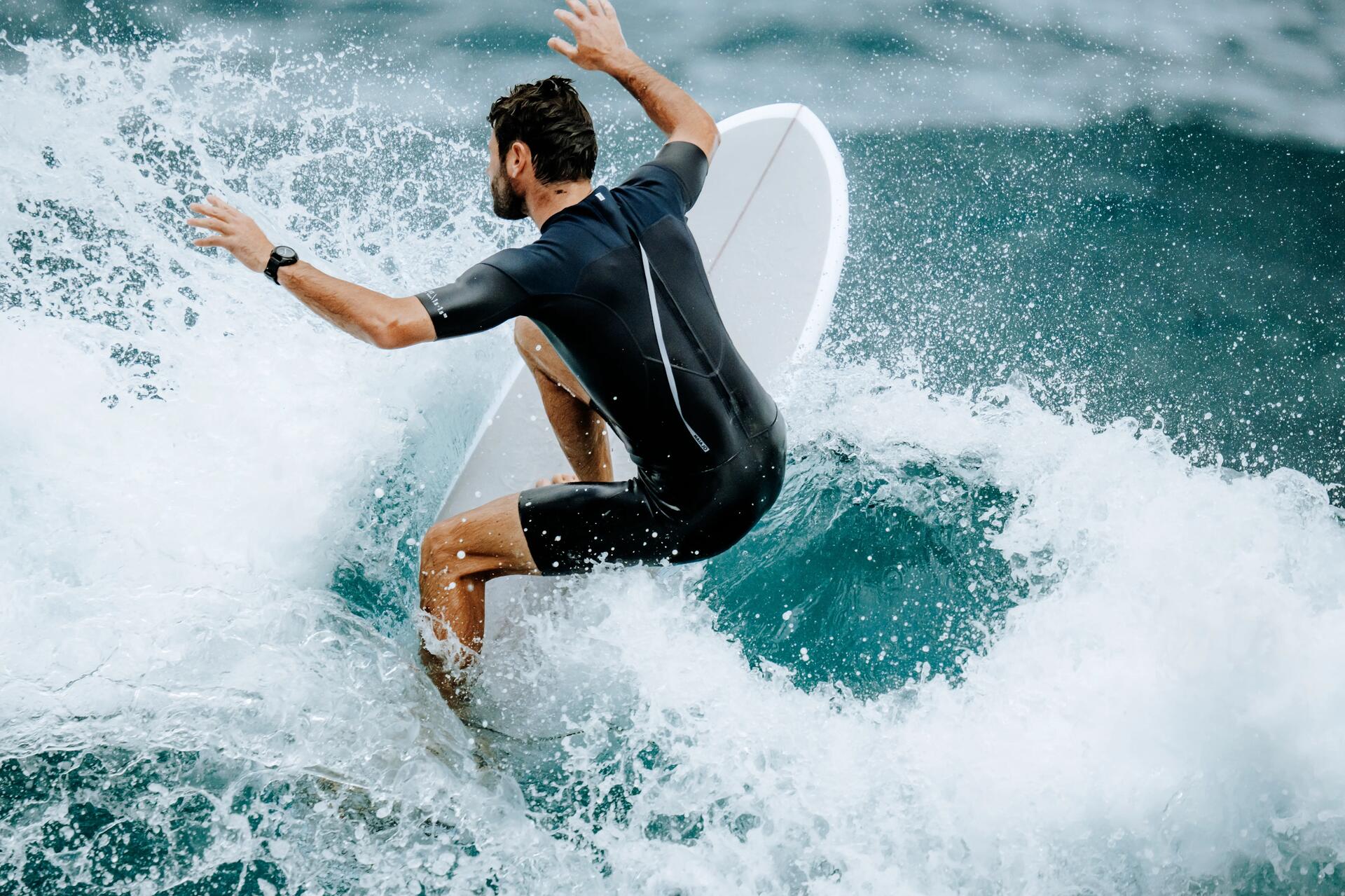Cum să alegi un top anti-UV sau din neopren pentru surf?