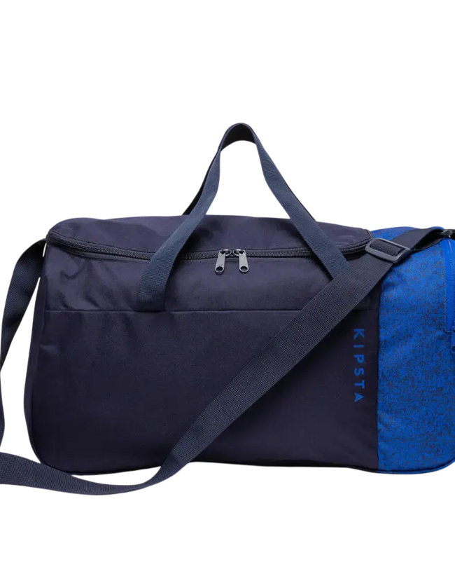Eine blaue Sporttasche.